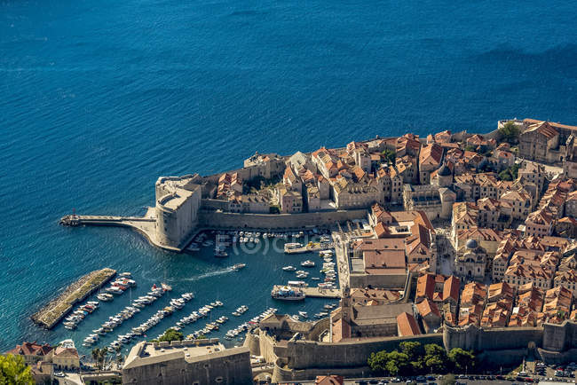Vista de la fortaleza de San Juan y la Ciudad Vieja de Dubrovnik; Condado de Dubrovnik-Neretva, Croacia — Stock Photo