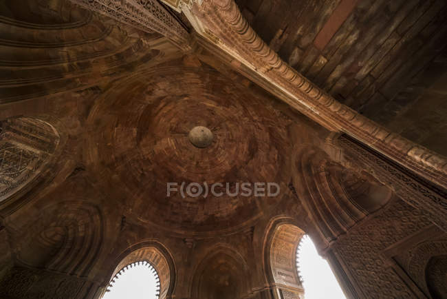 Vista de ángulo bajo de la vista histórica Qutub Minar, Delhi, India - foto de stock