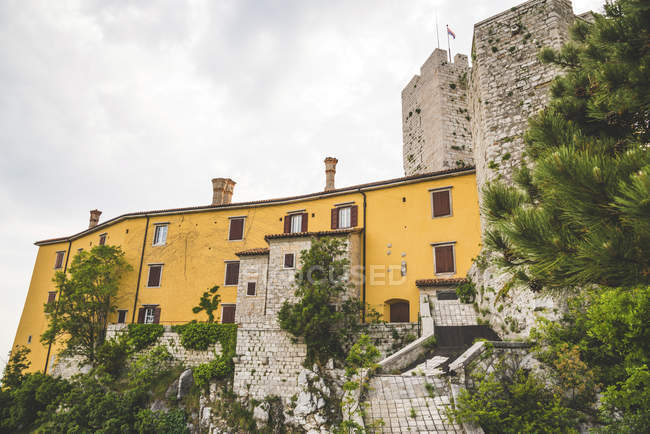 Желтые и каменные стены замка Дуйно; Италия — стоковое фото