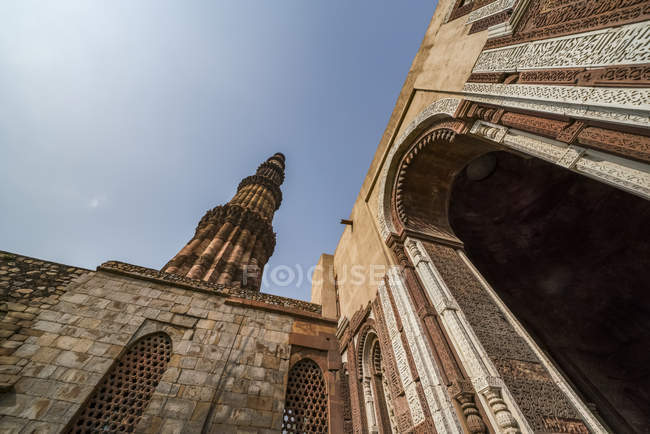 Low angle view of historic sight Qutub Minar, Delhi, India — Stock Photo