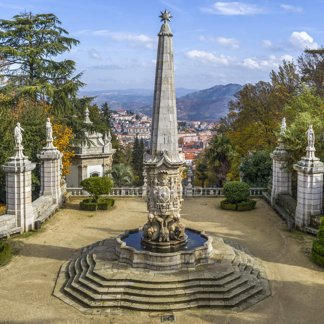 Santuario de Nuestra Señora de los Remedios con vistas a Lamego; Municipio de Lamego, Distrito de Viseu, Portugal - foto de stock