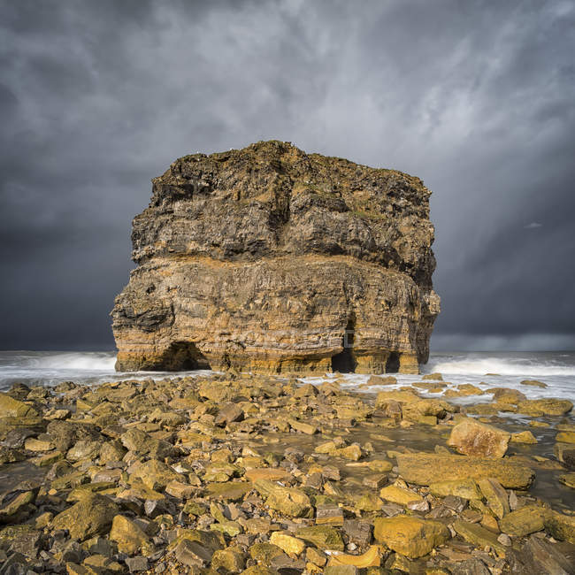 Vista panorámica de Marsden Rock, pila de mar frente a la costa noreste de Inglaterra, situada en Marsden, South Shields; South Shields, Tyne and Wear, Inglaterra - foto de stock
