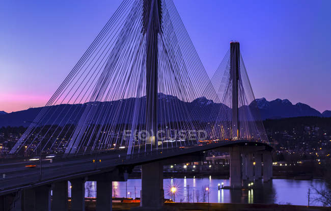 Hafenmannbrücke in der Abenddämmerung, von Surrey aus gesehen, Blick in Kokitschaum; Surrey, britische Kolumbia, Kanada — Stockfoto