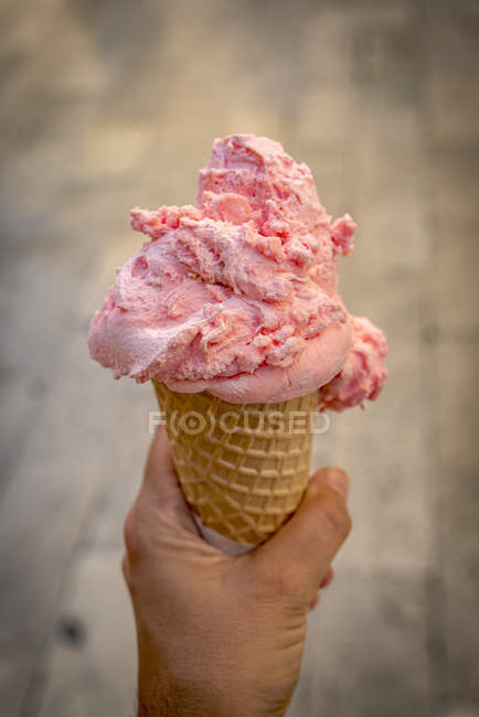 Hand holding an ice cream cone with pink ice cream; Dubrovnik, Dubrovnik-Neretva County, Croati — Stock Photo