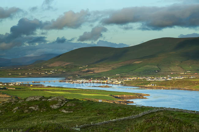 Veduta della costa dell'isola di Valentia sulla Wild Atlantic Way con il Maurice O Neill Memorial Bridge da Portmagee che attraversa l'isola; Valentia Island, Contea di Kerry, Irlanda — Foto stock