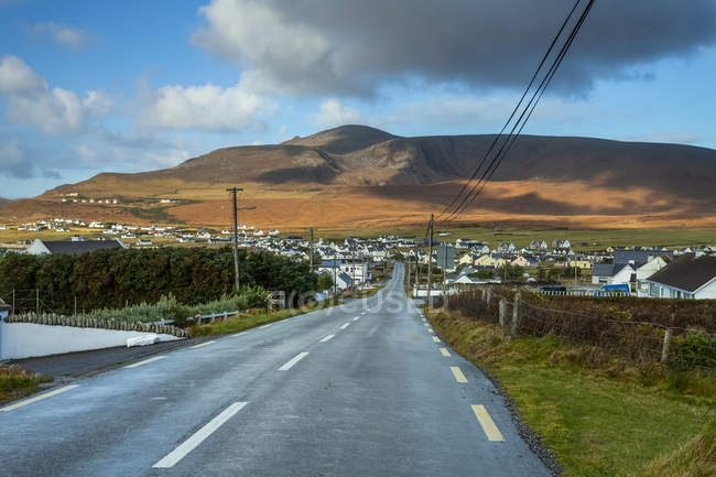 Eine straße, die in das dooagh-dorf auf achill island führt, wilder atlantischer weg; achill island, county mayo, irland — Stockfoto
