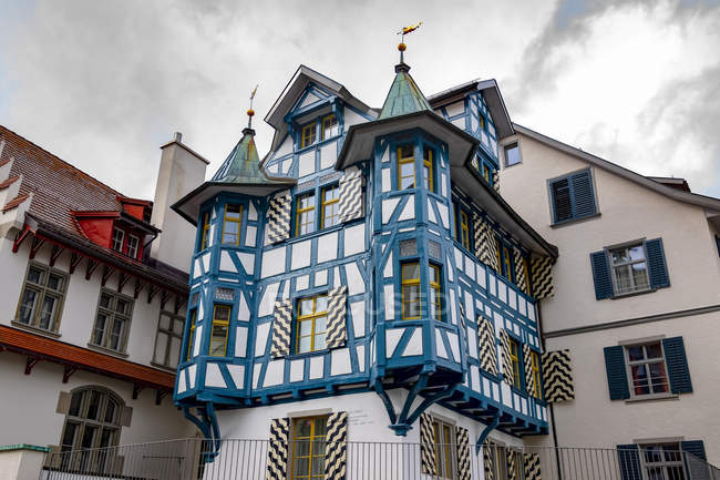 Fachada colorida y única de un edificio en Suiza; St. Gallen, St. Gallen, Suiza - foto de stock