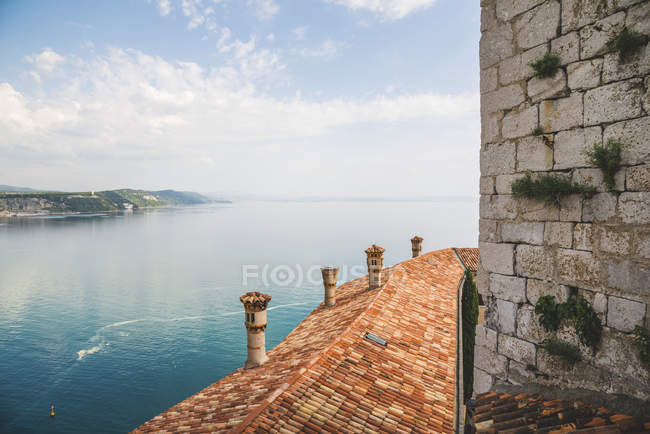 Вид на Трієцьку затоку з замку Дуіно (Італія). — стокове фото