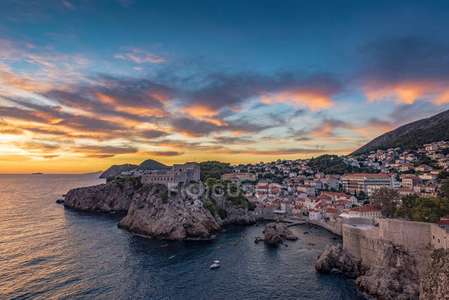 Vista de Fort Lovrjenac ao pôr do sol; Dubrovnik, Dubrovnik-Neretva County, Croácia — Fotografia de Stock