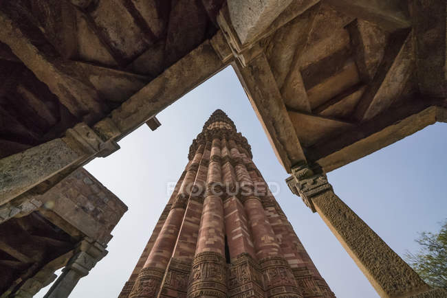 Низкий угол зрения на исторические достопримечательности Qutub Minar, Дели, Индия — стоковое фото