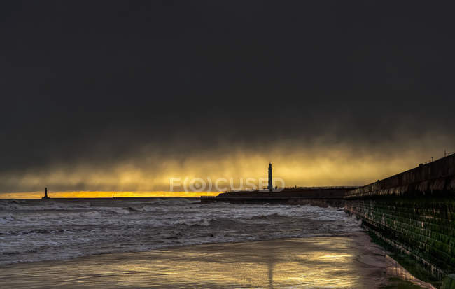 Roker Beach con muelle y faro, River Ware; Sunderland, Tyne and Wear, Inglaterra - foto de stock
