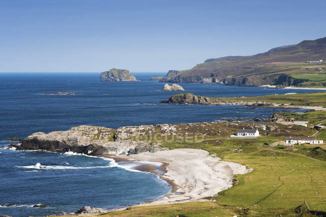 Plage et falaises le long du littoral irlandais ; Irlande — Photo de stock