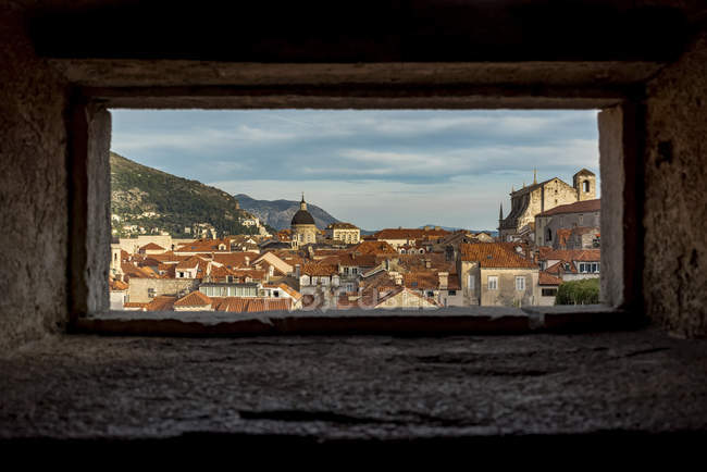 Vista de la Ciudad Vieja desde una abertura en las Murallas de la Ciudad; Dubrovnik, Condado de Dubrovnik-Neretva, Croacia — Stock Photo