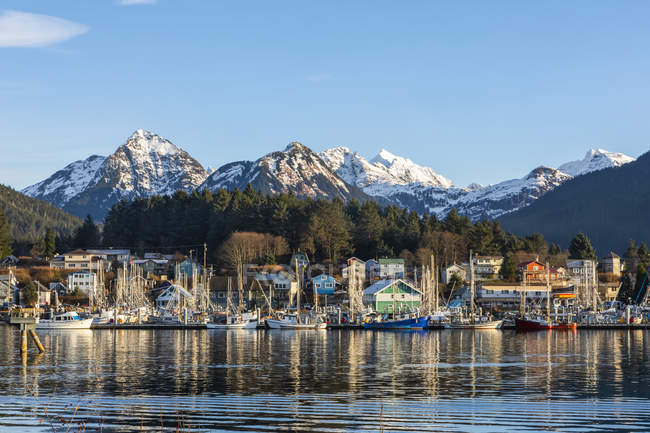 Winter-Ansicht von Sitka Hafen mit Gavan Hill und die Schwestern Berge im Hintergrund; Sitka, Alaska, vereinigte Staaten von Amerika — Stockfoto