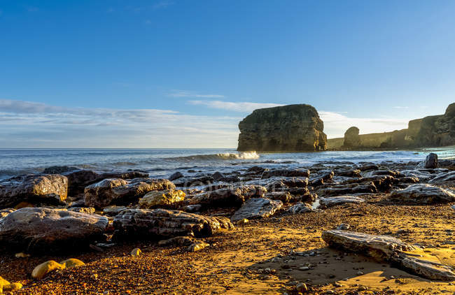 Морські скелі та скелі вздовж атлантичного узбережжя; Південний щит, Тайн і Вір, Англія. — стокове фото