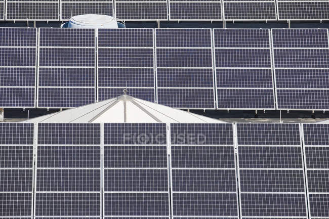 Vista de ángulo alto de los paneles solares en una industria - foto de stock