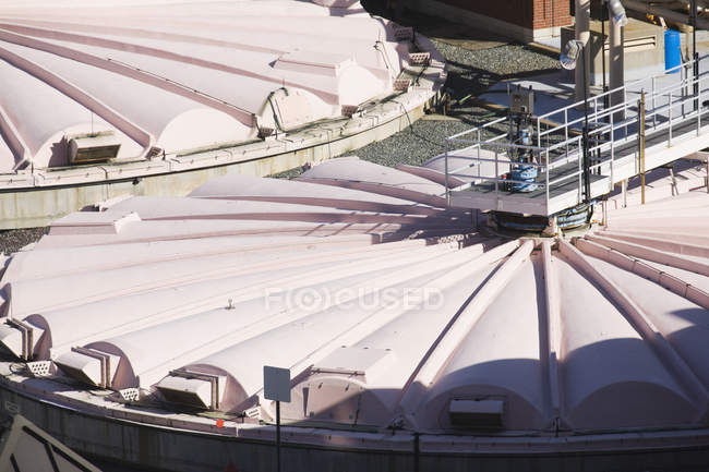 Vista exterior de espesadores de lodos en una planta de tratamiento de agua - foto de stock
