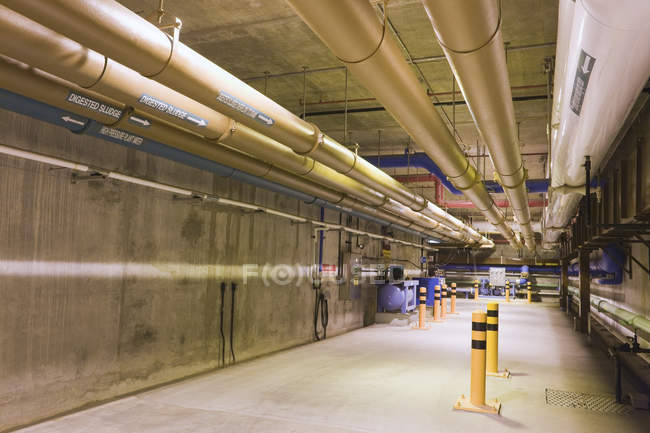 Vista interior do encanamento em uma estação de tratamento de água — Fotografia de Stock
