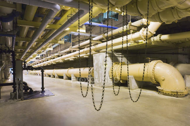 Vista interna di Pipeline in un impianto di trattamento delle acque — Foto stock