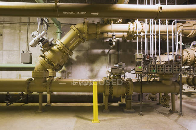 Vista interior de las líneas de lodos en una planta de tratamiento de agua - foto de stock
