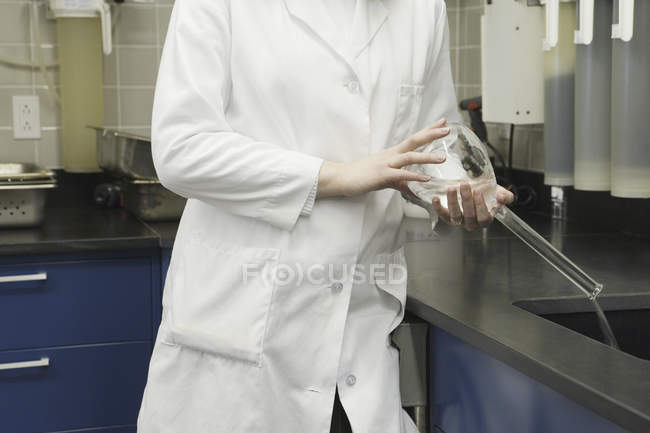 Abgeschnittene Ansicht einer Wissenschaftlerin, die in einem Labor arbeitet — Stockfoto