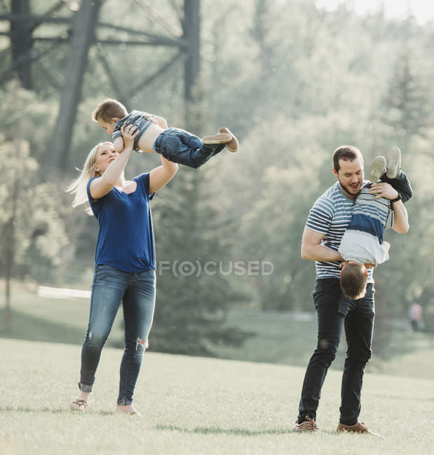 Retrato de uma família com crianças pequenas em um parque, Edmonton, Alberta, Canadá — Fotografia de Stock