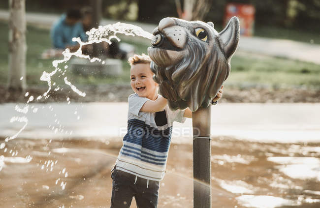 Um menino em um parque de pulverização; Edmonton, Alberta, Canadá — Fotografia de Stock
