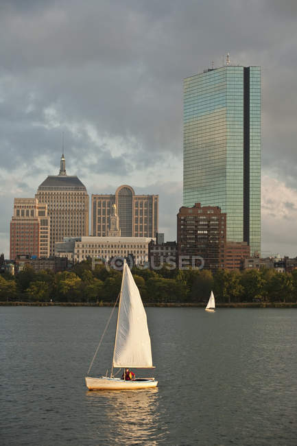 Sailboats in the river with skyscraper in the background, John Hancock Tower, Charles River, Back Bay, Boston, Suffolk County, Массачусетс, США — стоковое фото