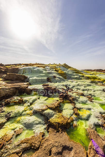 Vue panoramique des piscines acides, des formations minérales, des dépôts de sel dans le cratère du volcan Dallol, dépression de Danakil ; région d'Afar, Éthiopie — Photo de stock