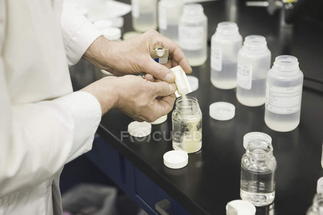 Veduta di metà sezione di uno scienziato che lavora in un laboratorio — Foto stock