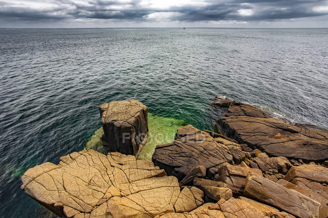 Coastline of Balancing Rock, Long Island, Digby Neck; Nova Scotia, Canadá - foto de stock