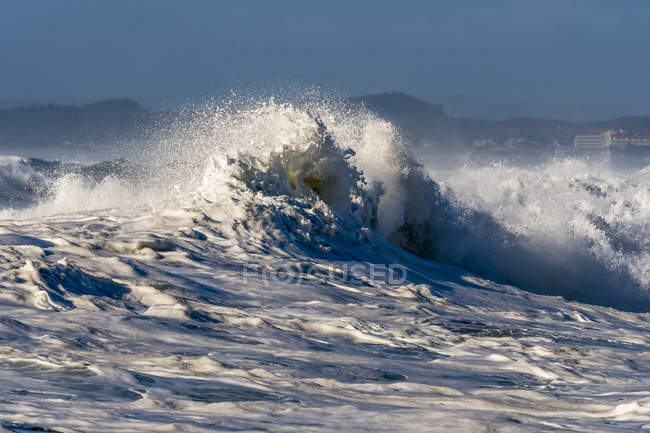 Vista panorámica de la enorme ola espumosa en el océano - foto de stock