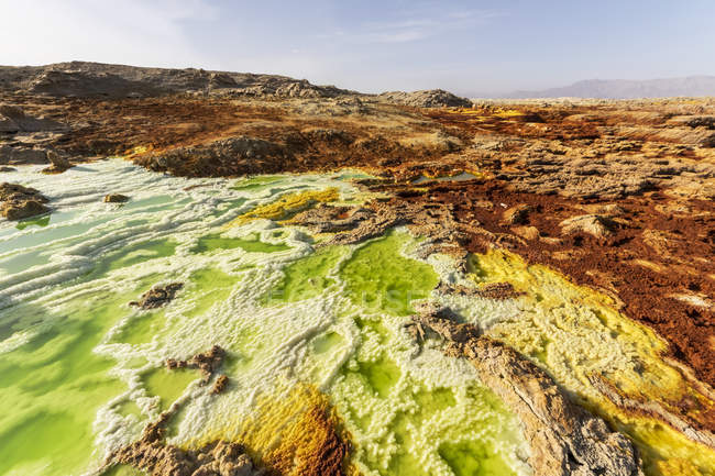 Vista panorâmica de piscinas ácidas, formações minerais, depósitos de sal na cratera do Vulcão Dallol, Depressão do Danakil; Região Afar, Etiópia — Fotografia de Stock