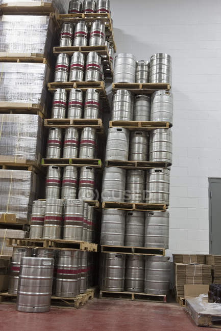 Barriles en una cervecería, vista de bajo ángulo - foto de stock