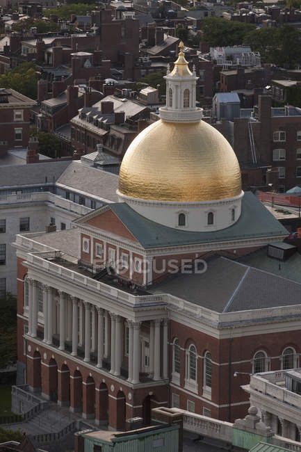 Vista de ángulo alto de un edificio del gobierno, Massachusetts State Capitol, Boston, Condado de Suffolk, Massachusetts, EE.UU. - foto de stock