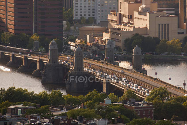 Vista de alto ângulo de uma ponte que cruza um rio, Longfellow Bridge, Charles River, Boston, Condado de Suffolk, Massachusetts, EUA — Fotografia de Stock