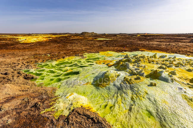 Vista panoramica di piscine acide, formazioni minerali, depositi di sale nel cratere del vulcano Dallol, depressione di Danakil; Regione di Afar, Etiopia — Foto stock