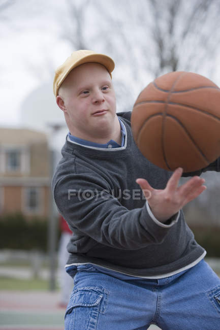 Людина з синдромом Дауна спінінг баскетбол на палець — стокове фото