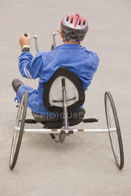 Людина з обмеженими можливостями їде на гоночному велосипеді — стокове фото