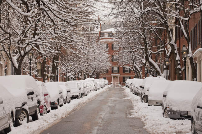 Carros cobertos de neve, Chestnut Street, Beacon Hill, Boston, Condado de Suffolk, Massachusetts, EUA — Fotografia de Stock