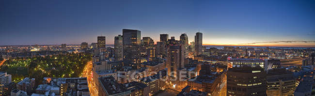 Vista panorámica del paisaje urbano por la noche, Boston, Condado de Suffolk, Massachusetts, EE.UU. - foto de stock
