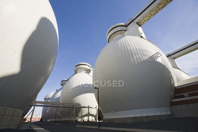Réservoirs de digesteur dans une usine de traitement des eaux — Photo de stock
