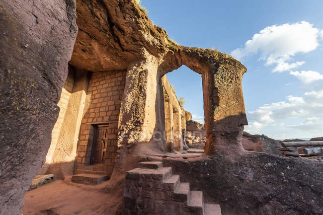 Biete Qeddus Mercoreus (Casa di Marco Evangelista) Chiesa etiope ortodossa scavata nella roccia nel gruppo meridionale delle chiese scavate nella roccia; Lalibela, regione di Amhara, Etiopia — Foto stock