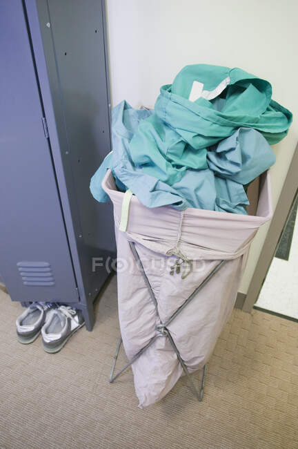 Primo piano vista del cestino lavanderia per abiti da laboratorio — Foto stock