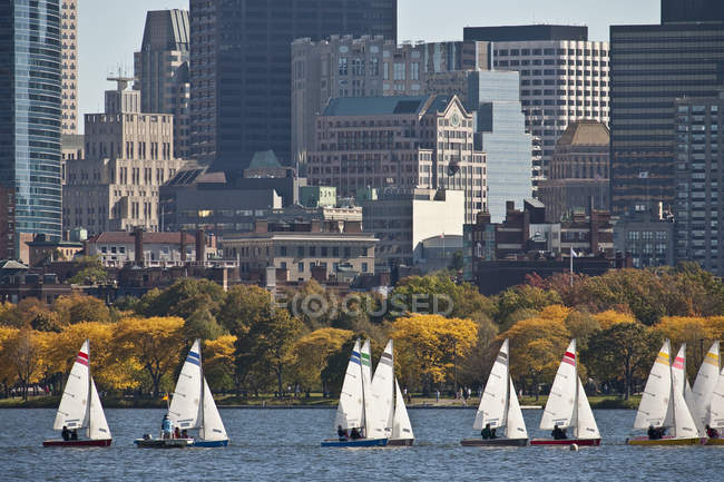 Barche a vela nel fiume con grattacielo sullo sfondo, Charles River, Back Bay, Boston, Contea di Suffolk, Massachusetts, USA — Foto stock