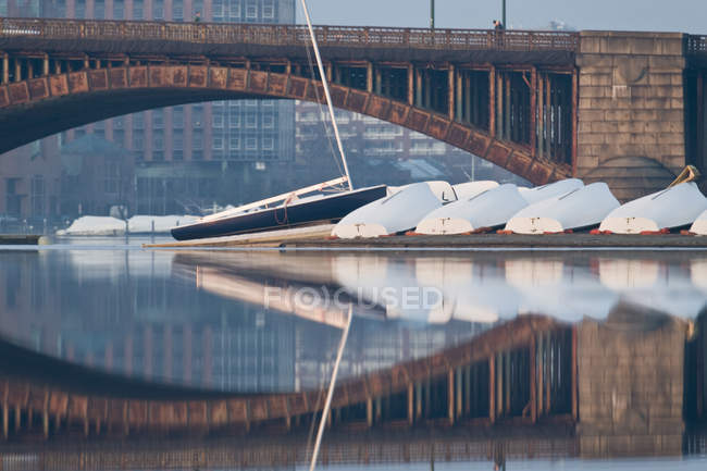 Отражение моста и лодок на реке, мост Лонгфло, Чарльз-Ривер, Бостон, округ Саффолк, Массачусетс, США — стоковое фото