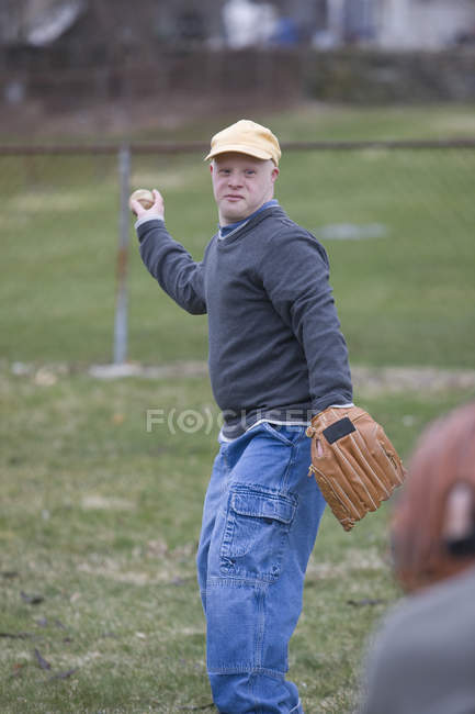 Padre e hijo con síndrome de Down a punto de jugar béisbol en el parque - foto de stock