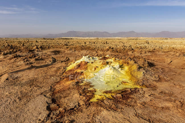 Сценический вид кислых бассейнов, минеральных образований, залежей соли в кратере вулкана Даллол, Данакилская впадина; Афар, Эфиопия — стоковое фото