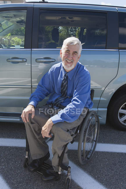 Людина з м'язовою дистрофією та діабетом у інвалідному візку біля доступного фургона — стокове фото
