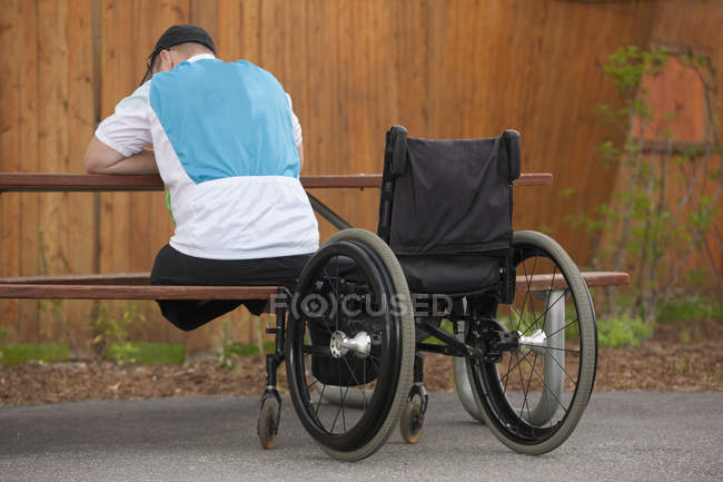 Man with leg amputee preparing for a race — Stock Photo